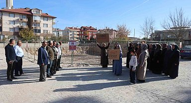 Kesilen doğal gaz borusu patlaması sonrası yıkılan apartmanın sakinleri yeni evlerine kavuşacakları günü bekliyor