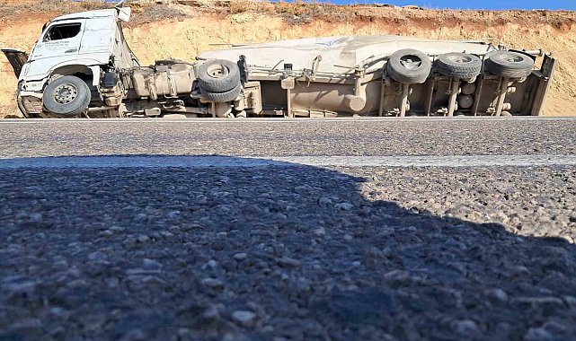 Kilis'te kamyon, tır ve beton mikseri çarpıştı