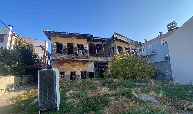 Kiracının itirazları yüzünden yıkımı yarım kalan metruk bina tamamen yıkıldı