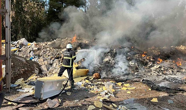 Kırıkhan'da hurdalık alanda çıkan yangını itfaiye ekipleri söndürdü