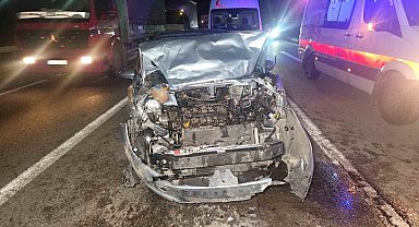Kırmızı ışıkta duran otomobile arkadan çarptı: 1'i çocuk 5 yaralı
