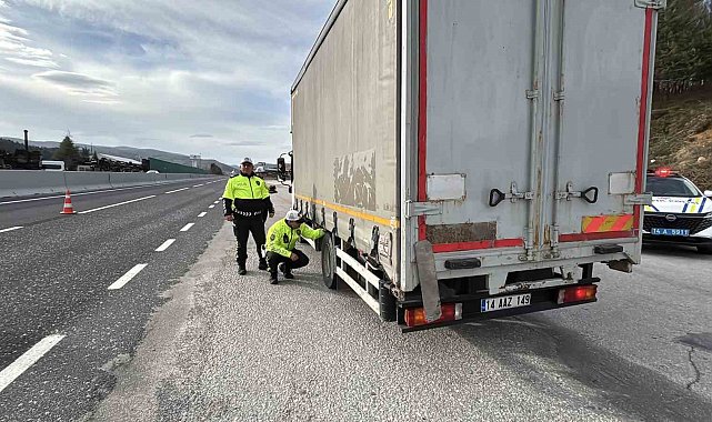 Kış lastiği olmayana Bolu Dağı'ndan geçit yok