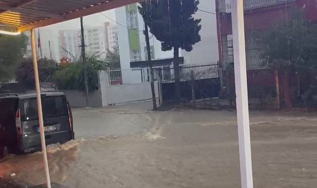 Kısa süreli yağmur yolları nehre çevirdi