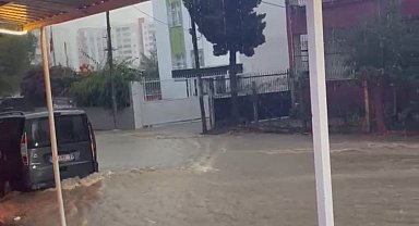 Kısa süreli yağmur yolları nehre çevirdi