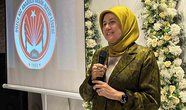 Kızılay Genel Başkanı Yılmaz, Düzce'de 41 yıllık eğitim hayatını noktalayan hocası için düzenlenen veda programına katıldı