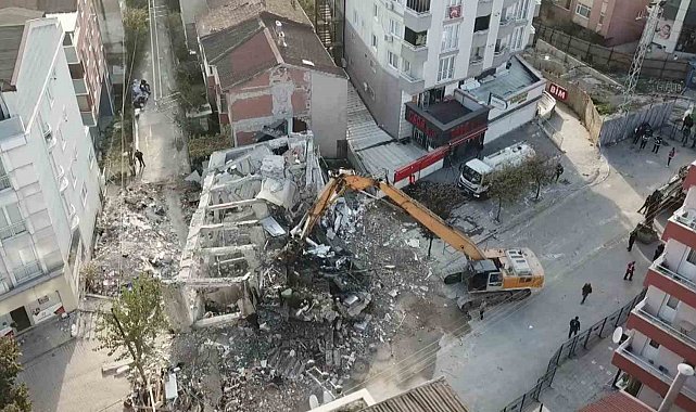 Kocaeli'de 4 kişiye mezar olan binanın enkazı kaldırılıyor