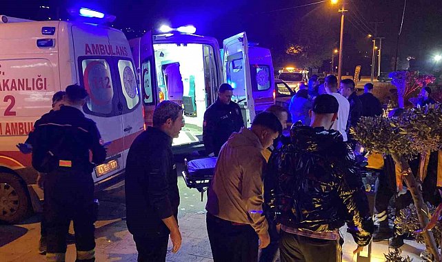 Kocaeli'de bisikletliye çarpmamak için manevra yapan otomobil direğe çarptı: 5 yaralı