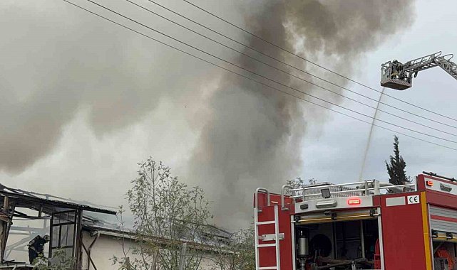 Kocaeli'de mutfak tezgahları üretim tesisinde korkutan yangın
