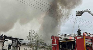 Kocaeli'de mutfak tezgahları üretim tesisinde korkutan yangın