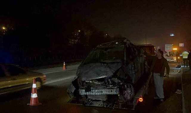 Kontrolden çıkan araç aydınlatma direğini devirip karşı yöne geçti