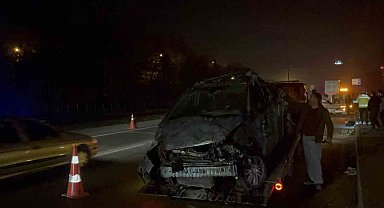 Kontrolden çıkan araç aydınlatma direğini devirip karşı yöne geçti