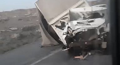 Kontrolden çıkan kamyon refüje çarptı: 1 yaralı
