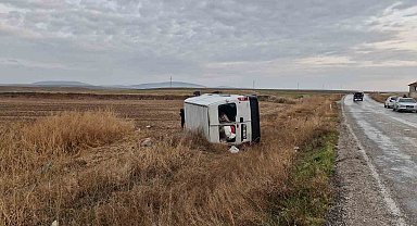 Kontrolden çıkan minibüs tarlaya devrildi: 3 yaralı