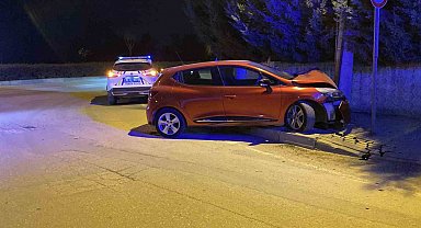 Kontrolden çıkan otomobil, beton direğe çarptı