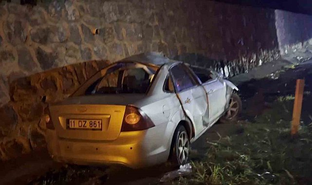 Kontrolden çıkan otomobil istinat duvarına çarptı: 2 yaralı