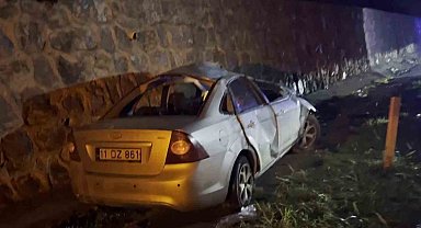 Kontrolden çıkan otomobil istinat duvarına çarptı: 2 yaralı