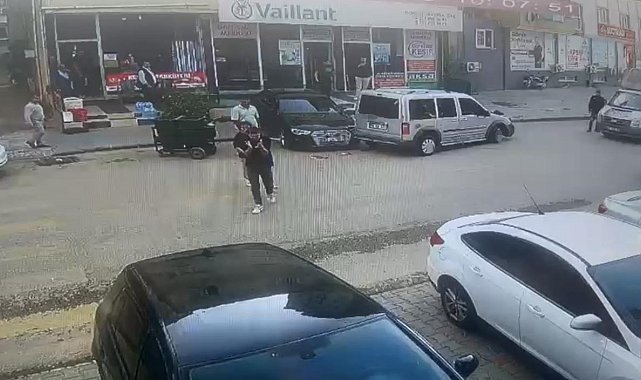 Kontrolden çıkan otomobil park halindeki araca çarptı: Temizlik işçisi son anda kurtuldu