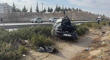 Kontrolden çıkan otomobil taklalar atarak refüje uçtu: 1 ölü, 4 yaralı