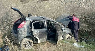 Kontrolden çıkan otomobil, yol kenarına savruldu: 3 yaralı