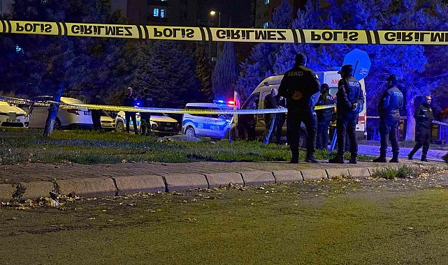 Konuşmak için çağırdığı eşini sokak ortasında öldürdü