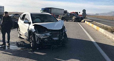 Konya'da kamyonetle SUV tipi araç çarpıştı: 3'ü çocuk 7 yaralı