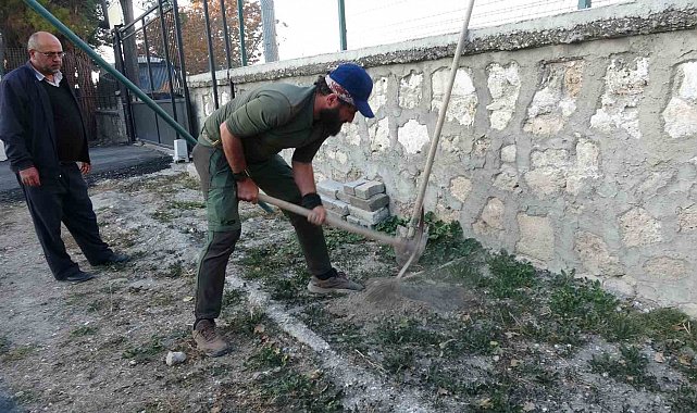 Köpeği ile birlikte tüm Türkiye'yi gezip fidan dikiyor