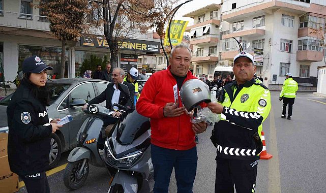 Korkuteli ilçesinde motosiklet sürücülerine kask dağıtıldı