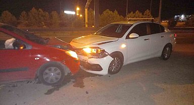 Kotrolden çıkan otomobil radar görevi yapan polis aracına çarptı, 2 kişi yaralandı
