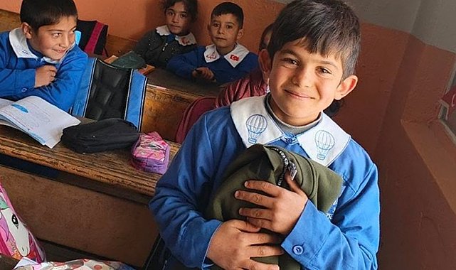 Köy okulunda yürek ısıtan doğum günü sürprizi