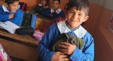 Köy okulunda yürek ısıtan doğum günü sürprizi