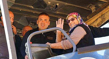 Köyünün ilk asfaltını Sebahat teyze attı
