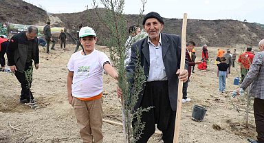 Kozan'da yangından etkilenen alana dede-torun fidan dikti