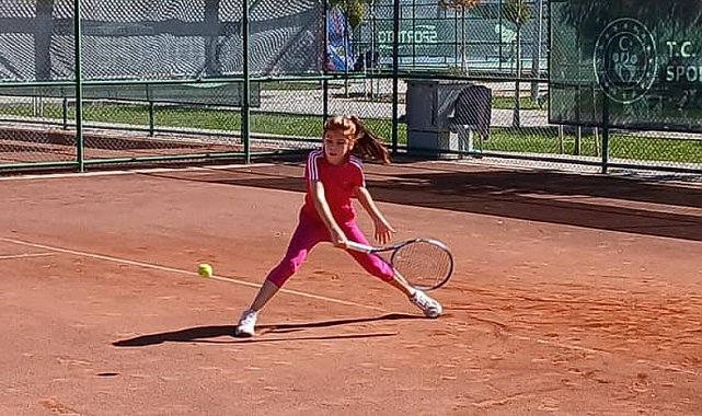 Küçük tenisçi turnuvaya davet edildi