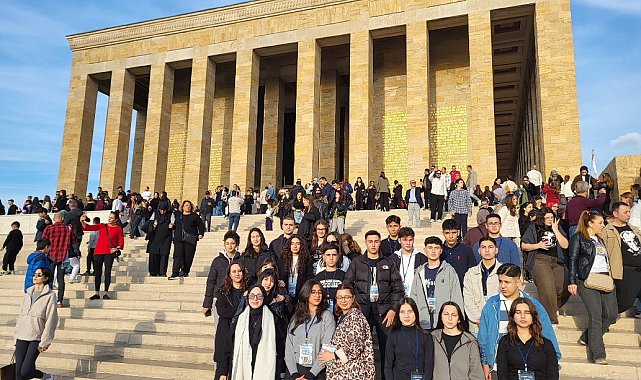 Küçükçekmece Belediyesi 400 genci Anıtkabir'e götürdü