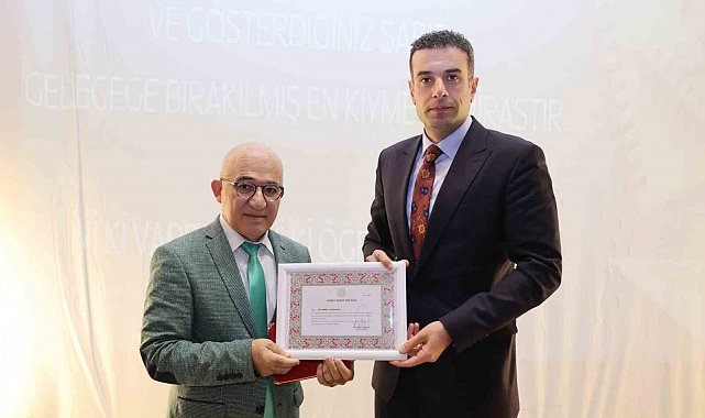 Kültür aşığı öğretmen üstün şeref belgesiyle onurlandırıldı