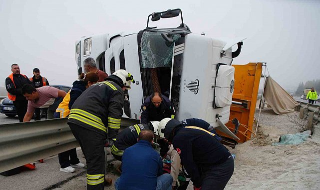 Kum yüklü tır devrildi: Sıkışan sürücü itfaiye tarafından kurtarıldı