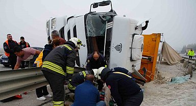 Kum yüklü tır devrildi: Sıkışan sürücü itfaiye tarafından kurtarıldı