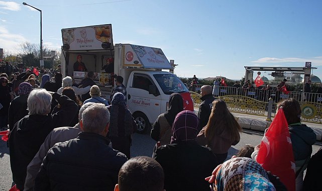 Kurtuluş gününde 'yağ' izdihamı: Ezilme tehlikesi geçirdiler