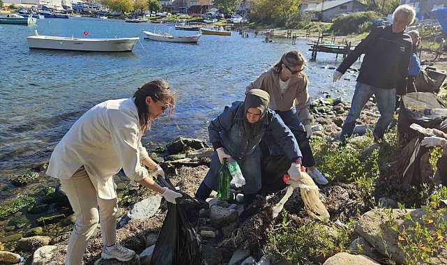 Kurucaşile'de 2 saatte 30 poşet çöp toplandı