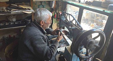 Kütahya'da 65 yıllık ayakkabı ustası Mehmet Ersulak: "Meslek bitti, yetişen yok"