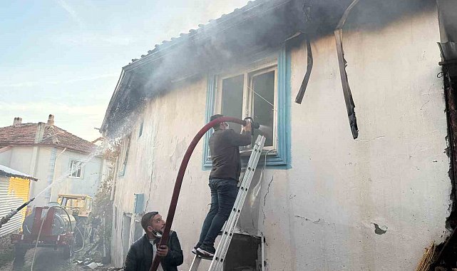 Kütahya'da çıkan yangında iki ev ve bir ahır kullanılamaz hale geldi