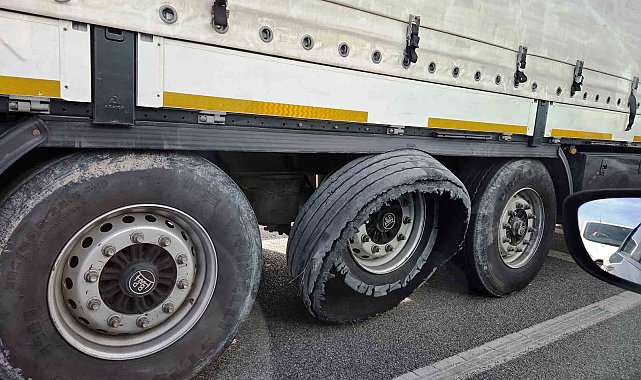 Lastiği parçalanan tırın tehlikeli yolculuğu