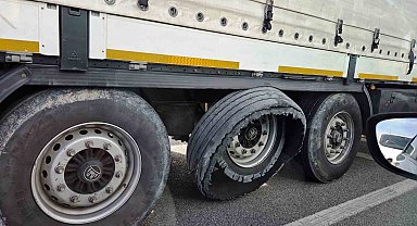 Lastiği parçalanan tırın tehlikeli yolculuğu