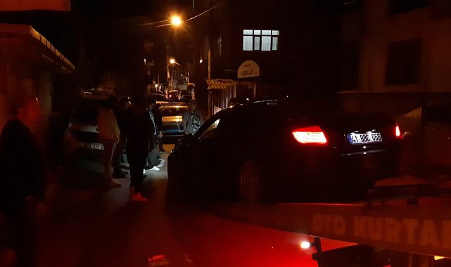 Lüks otomobilin içinde dehşeti yaşadı, kaçarken kaza yaptı