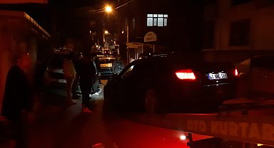 Lüks otomobilin içinde dehşeti yaşadı, kaçarken kaza yaptı