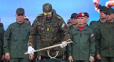 Maduro'dan kılıçlı rest: "Gerekirse ülkemiz uğruna canımızı feda ederiz"