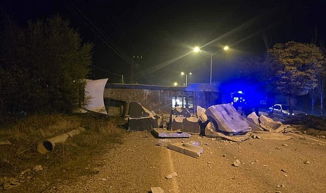 Malatya'da devrilen tır yolu kapattı