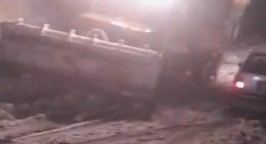 Malatya'da yoğun kar yağışı etkili oldu, çok sayıda araç yolda kaldı