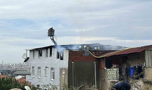 Maltepe'de binanın çatısı alev alev yandı