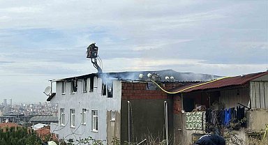 Maltepe'de binanın çatısı alev alev yandı